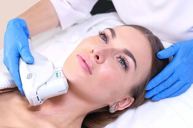 Estiramiento facial de hardware para fines efectivos de regeneración de la piel. 